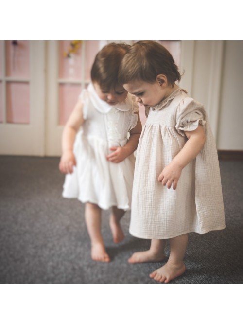 Sukienka z kołnierzykiem z marszczonej falbanki